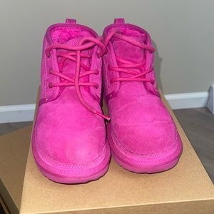 LIKE NEW....Barely worn fushia kids neumel II UGG shoes